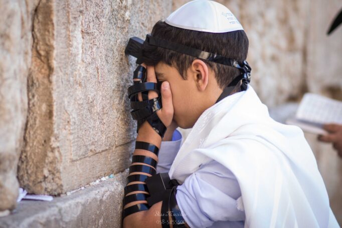 הרגע שהורים בוכים ממנו - החתן מתפלל על הכותל