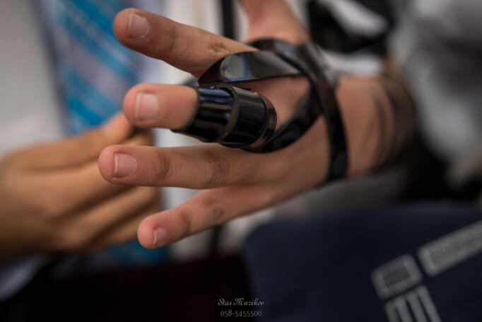 זוויות שמספרות סיפור - הנחת תפילין