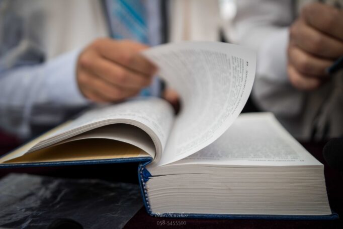 החתן בתפילה אומן