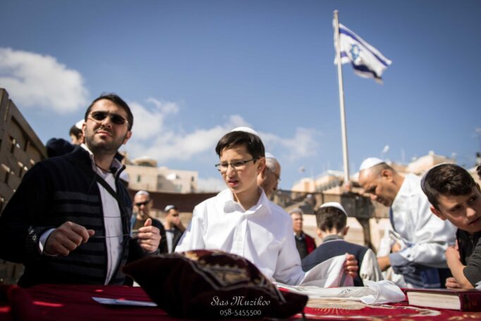 השמיים השמש ויהדות נפגשים בבוקר מרגש: צילום בר מצווה בכותל המרכז לצילום אמנותי