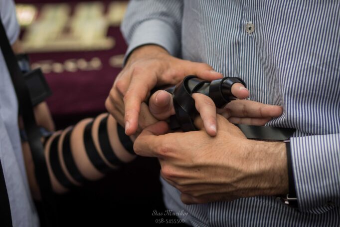 אבא עוזר לבנות להניח תפילין-צלם סטילס ווידאו סטאס מוזיקוב