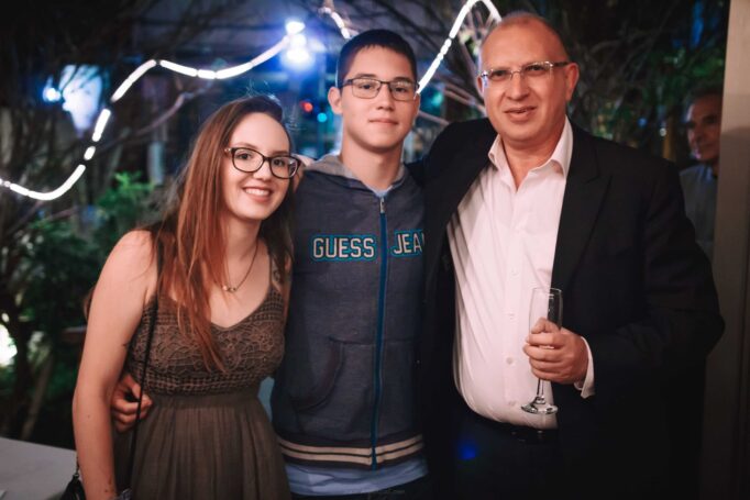 כל החברים שלך - צלם ליום הולדת במסעדה