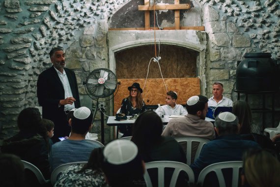 סיור במנהרות הכותל | סופר סתם