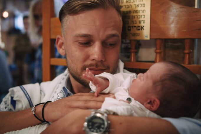 הדמעות של סנדק בברית בבית כנסת