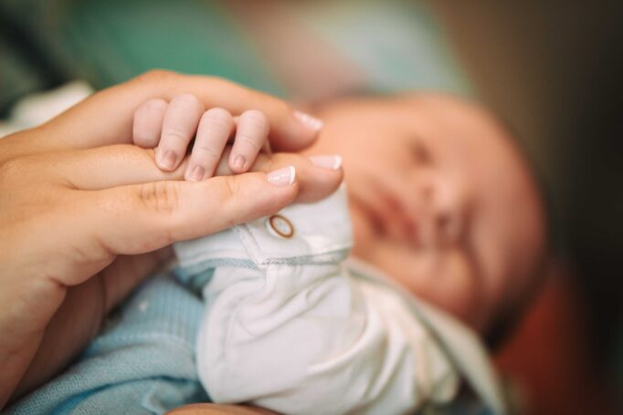 צילומי ניו בורן לפני צילום ברית בסלון הבית