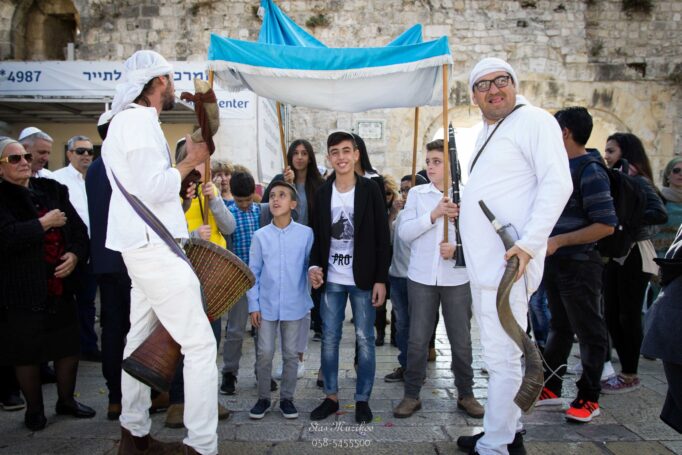 צילום בר מצווה בכותל כולל עליה לתורה