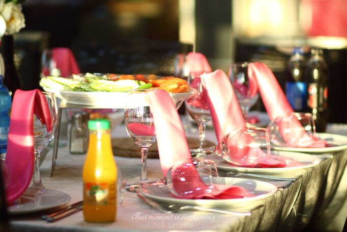 סידור שולחן עם שתיה אישית