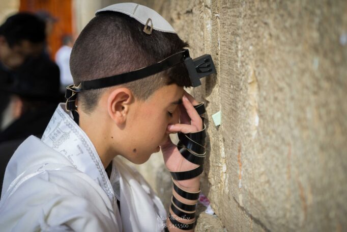 תפילה על חומות הכותל-צילום בר מצווה בכותל המערבי