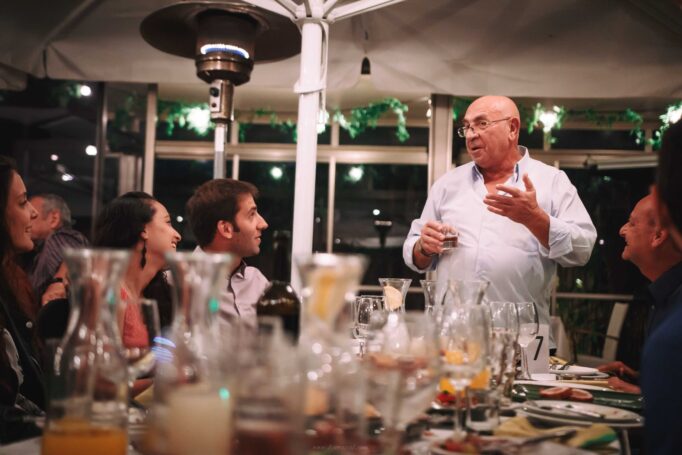 צפיפות לא מפריע לצילום שלנו - יום הולדת במסעדה