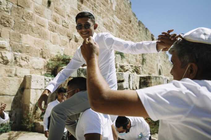 עוד רגע עולה לתורה - כותל