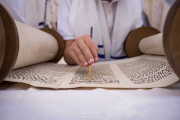הרגע שכל נער מחכה לו עקב צילום קריאה בתורה בבר מצווה