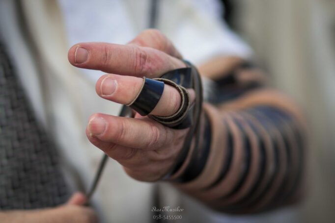 צילום הנחת תפילין לפני טקס בר המצווה