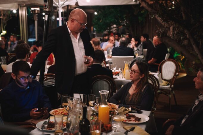 כל החברים הגיעו - צילום יום הולדת במסעדה